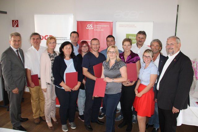 ÖGB-Präsident Erich Foglar, Emin Dzakic, AK-Vizepräsidentin Josefine Benin, Andrea Seidlberger, Martin Heissenberger, Barbara und Christian Merker, Christian Frantsich, Doris Schuh, Barbara Merker, Alfred Peterszel, Lehrgangscoach Michael Mohl, ÖGB-Bildungssekretärin Dorottya Kickinger und ÖGB- Landesvorsitzender Wolfgang Jerusalem.