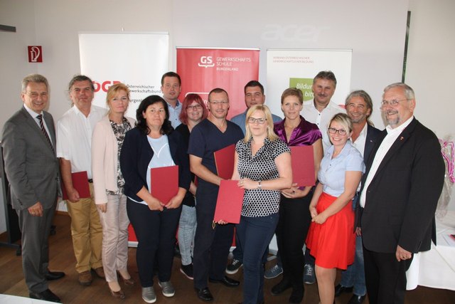 ÖGB-Präsident Erich Foglar, Emin Dzakic, AK-Vizepräsidentin Josefine Benin, Andrea Seidlberger, Martin Heissenberger, Barbara und Christian Merker, Christian Frantsich, Doris Schuh, Barbara Merker, Alfred Peterszel, Lehrgangscoach Michael Mohl, ÖGB-Bildungssekretärin Dorottya Kickinger und ÖGB- Landesvorsitzender Wolfgang Jerusalem. | Foto: Foto: ÖGB