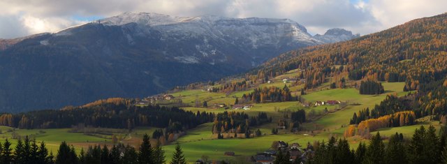 Der herbstliche Fanningberg mit den verstreuten Höfen erscheint so angenehm. Im Hintergrund hat jedoch der Winter seinen Botschafter bereits vorgeschickt, um Großeck, Speiereck und die Zallin dementsprechend zu maskieren.