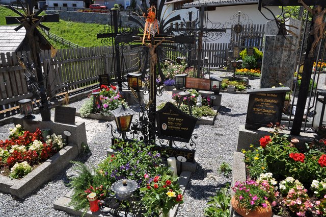 Für alle, "die mit der Kirche nichts am Hut haben" wartete der Fließer Bürgermeister zum Allerheiligentag mit neuen Begräbnis-Ideen auf.