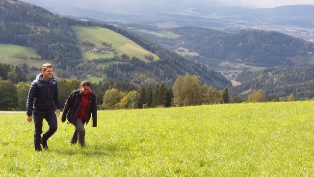 Moderatorin Jasmin Devi mit Thomas Morgenstern