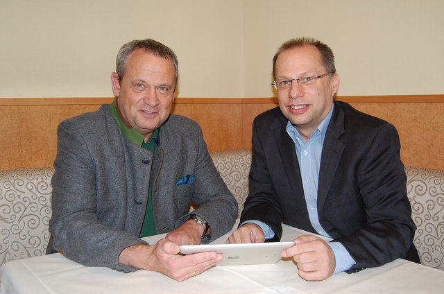 Bezirksparteiobmann Wolfgang Stanek und ÖAAB-Bezirksobmann Christian Kolarik weisen auf verschiedene finanzielle Unterstützungen hin. | Foto: OÖVP Linz-Land