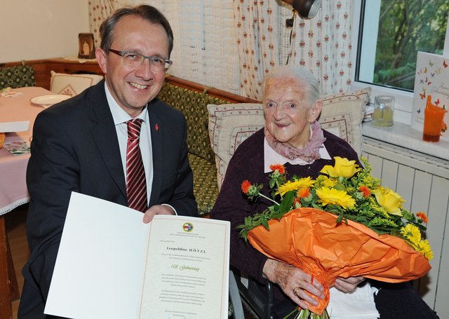 Leopoldine Hötzl freute sich über die Glückwünsche zu ihrem 108. Geburtstag und den Besuch des Bürgermeisters.