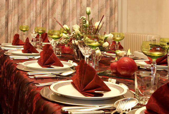 An der Tafel gilt: Das Besteck immer von außen nach innen benutzen, die Gläser von rechts nach links. | Foto: panthermedia.net /Klanneke