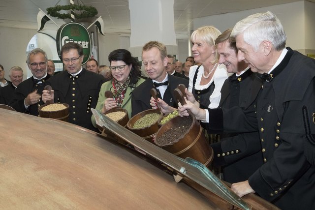 Braumeister Andreas Werner, Rektor der Montanuniversität Leoben Wilfried Eichlseder, LAbg. Helga Ahrer, Eisenstraßen-Obmann Bgm. Mario Abl, NRAbg. Andrea Gessl-Ranftl, Bürgermeister von Leoben Kurt Wallner, Bezirkshauptmann Walter Kreuzwiesner