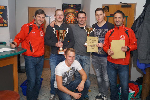 Die Vorjahressieger vom SC Pechgraben sind heiß auf den Wanderpokal: Den gibt's aber erst, wenn sie heuer erneut den Titel holen.