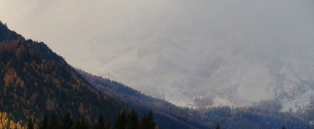 Schneegestöber dringt zunehmend ins tiefer gelegene Tal... es heißt nun, sich warm anziehen...