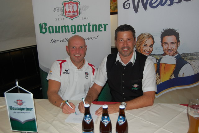 Verlängern die Partnerschaft: Walter Ablinger (l.) und Brauerei Baumgartner Geschäftsführer Gerhard Altendorfer.