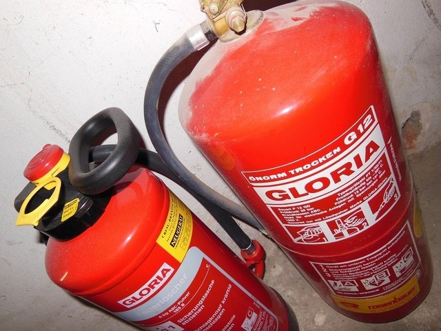 Mit dem tragbaren Feuerwehrlöscher kann man Kleinbrände selbst löschen.