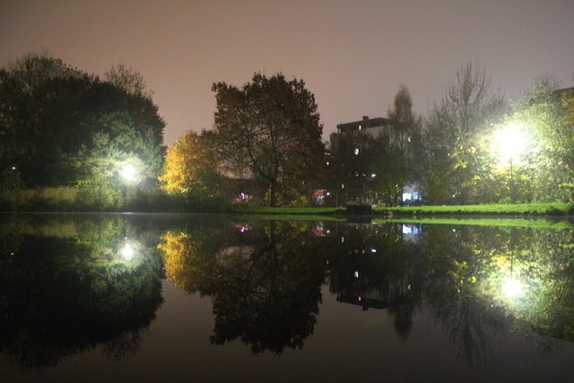 Eine Abend-Spiegel-Aufnahme (21 Uhr) vom Teich im Freizeit-Park Vöcklabruck. Vollbildmodus