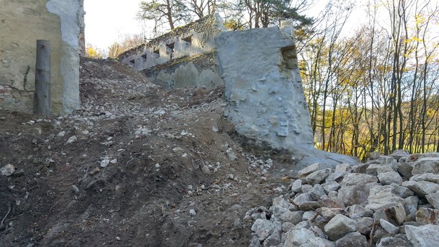 Eine große Lücke: Der Torbogen der Ruine Schwarzenbach wurde mit Bescheid des Bundesdenkmalamtes abgerissen.
