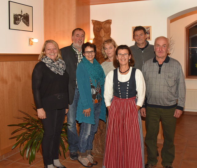 Foto (c: Theresa Rasinger): Der Vorstand mit Vzbgm. Heide Lamberg, Schriftführer DI Alois Rasinger, Elfi Rohorzka, Kassierin Elfi Prinz, Obfrau Maria Rasinger, Franz Scherz, Obmann Stv. Rudolf Jeitler