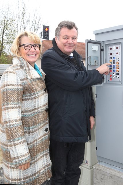 Landesrat für Infrastruktur Günther Steinkellner gemeinsam mit der Grieskirchner Bürgermeisterin Maria Pachner bei der Inbetriebnahme der Verkehrssicherheitsanlage Grieskirchen.
