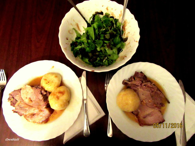 Schweinsbraten Erdäpfelknödel (22) und "Vitaminsalat gemischt" ;-) LG renate