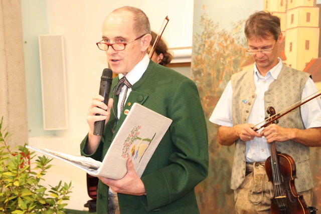 Obmann Peter Nöhrer (li) ist seit 40, die Liebochtaler Tanzgeiger sind seit 27 Jahren beim Ball