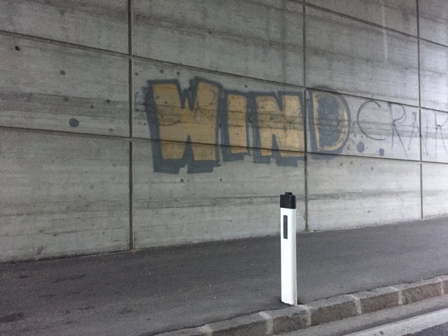 Mit dem Schrifzug "Wind" verschandelte ein Unbekannter einige Hauswände in Bad Ischl.