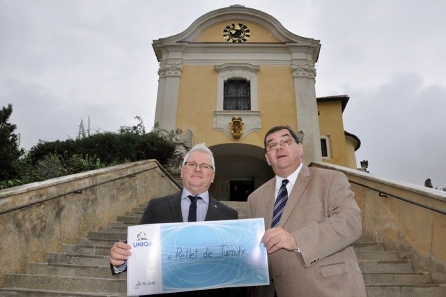 Dir. Alfred Vlcek (l.) und Propstpfarrer Wilhelm Ringhofer vor der Turmuhr