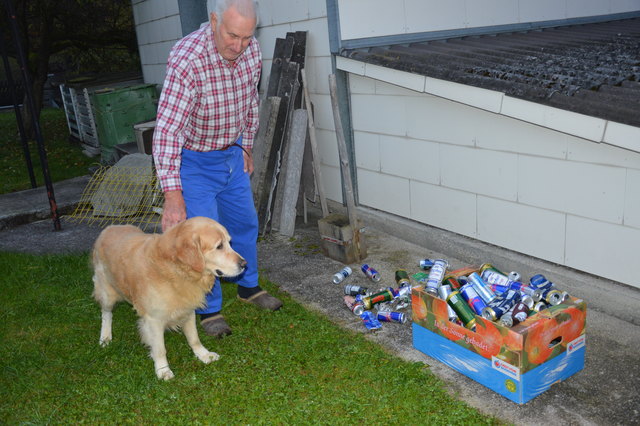 Ernst Kutsam und "Ruppi" bei einem Berg voll Aludosen, die beim Gassi gehen gesammelt werden