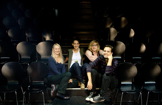 Das Organisationsteam der Europäischen Theaternacht: Gabriele Gerbasits, Rebecca Eder, Clara Toth und Patrick Kwasniewski (v.l.). | Foto: Europäische Theaternacht