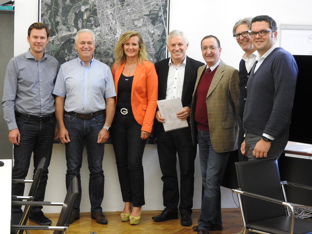 Arbeiten für Leibnitz 2030: v.l.n.r. StR Daniel Kos, Bgm. Helmut Leitenberger, GR Manuela Kittler, Sepp Hartinger, GR Walter Lesky, Günther Karner und StR Gerald Hofer.