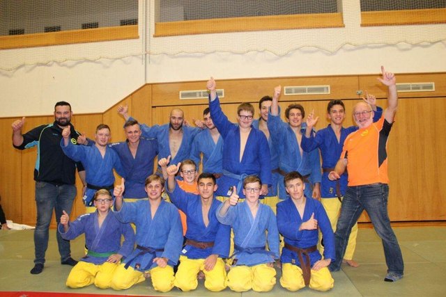 Die erfolgreichen Judokas des JZ Rapso mit Trainer Günther Brandtner.jz