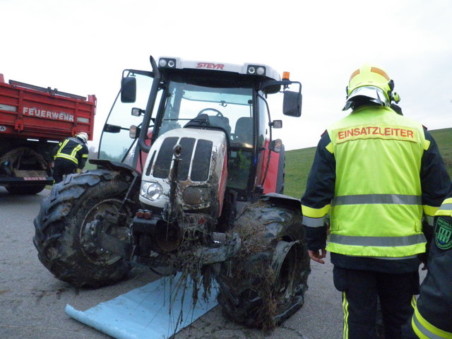 Der Traktor wurde erheblich beschädigt. | Foto: Foto: FF Rohrbach