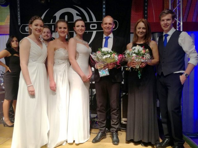 v.l.n.r.: Andrea, Stefanie und Natasa, JV Gernot Sinnhuber, Prof. Renate Holzer und Daniel (vom Ballkomitee) | Foto: TS Bramberg