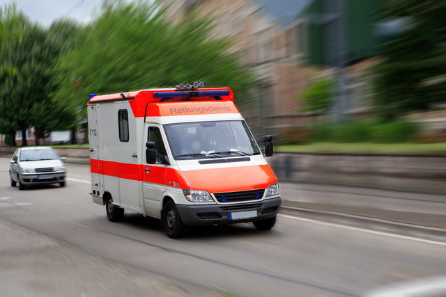 Der Mann aus Schwertberg wurde nach erfolgreicher Reanimation mit der Rettung ins Krankenhaus gebracht. | Foto: Ssogras - Fotolia