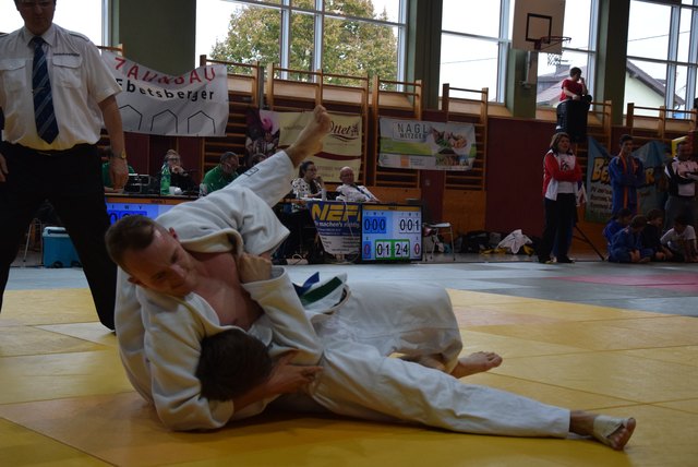 Kogler Stefan kann seinen Gegner am Boden festhalten und so mit Ippon gewinnen.