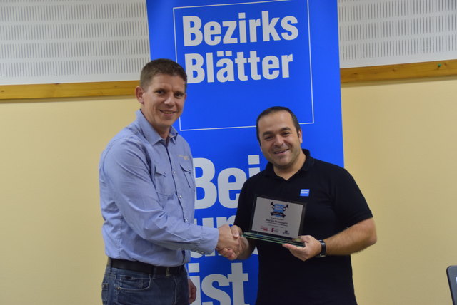 Martin Preininger (links), beliebtester Kapellmeister des Bezirks Jennersdorf, erhielt seine Siegestrophäe vom stellvertretenden Bezirksblatt-Geschäftsstellenleiter Robin Pelzmann.