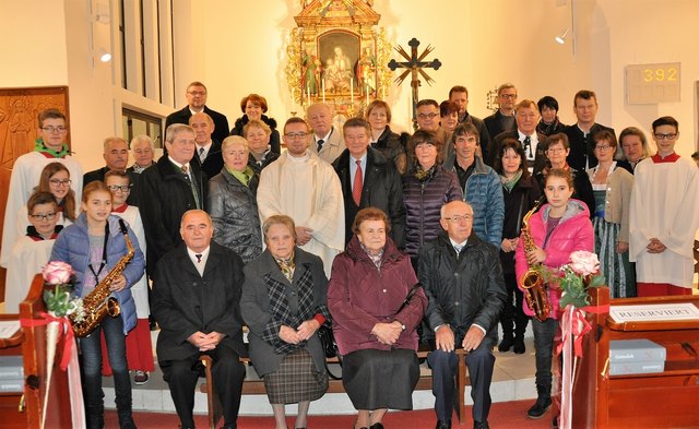 Viele Paare feierten den Dankgottesdienst zum Ehejubiläum (im Bild mit Pfarrer Istvan Hollo)