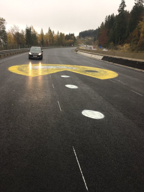Der fast zwölf Meter große "Pac-Man" im Pack-Abschnitt auf der A2. | Foto: Asfinag