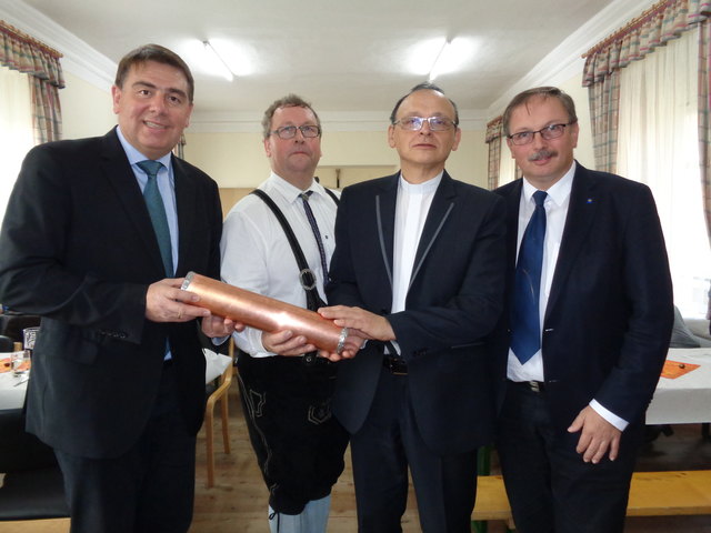 Heribert Donnerbauer, Friedrich Schechtner, Stanislaw M. Milczanovski und Richard Hogl mit der Schriftrolle.                                  Foto: Privat