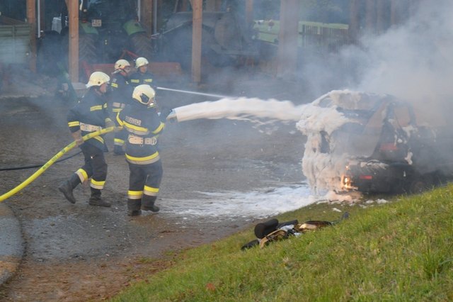 Beim Löschen des Brandes. | Foto: FF Kloster