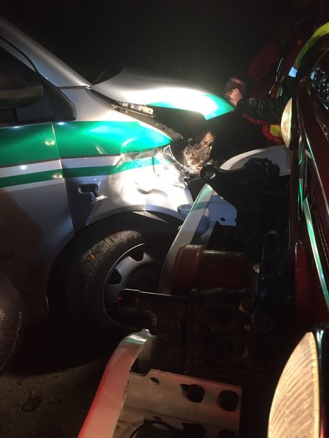 Beim Einsatzfahrzeug der Bergrettung entstand ein erheblicher Sachschaden | Foto: Bergrettung