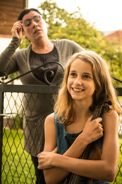 Raphaela Oberbramberger (re., mit Violine), Pili Cela (li., Regie u. Mutter v. Raphaela) | Foto: Sieghard Schraml