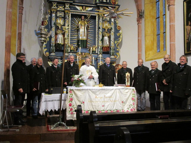 Pfarrer Wornik bringt am Ende der Feier gleich mit dreimal BITTE das Kommen des MGV Scholle am 1. Sonntag im November 2017 ein