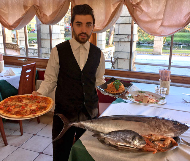 Renato Bisignano serviert seinen Gästen neben frischem Fisch aus Italien auch hausgemachte Pizza und original italienische Pasta