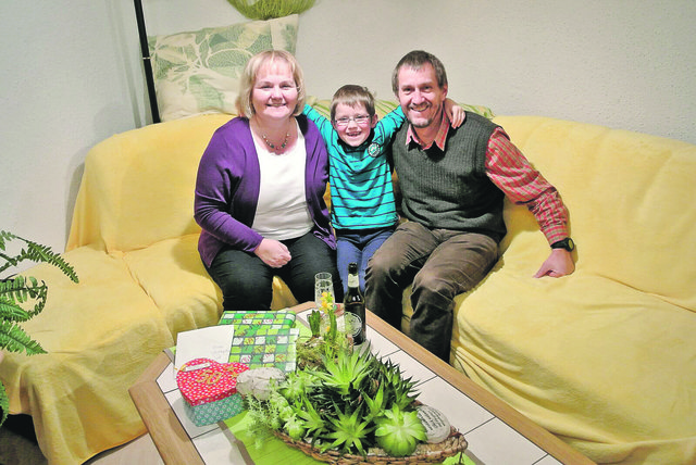 Ein Bild aus glücklichen Tagen: Gabi Ortmayr mit ihrem Sohn Josef und Lebensgefährten Franz Schauer. | Foto: Foto: privat