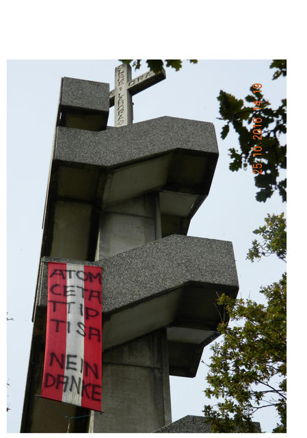 Die Europawarte in Waitzendorf zierte am Nationalfeiertag eine EU-kritische Fahne, die auch auf dringende Sanierung hinweisen sollte.               Foto: Privat