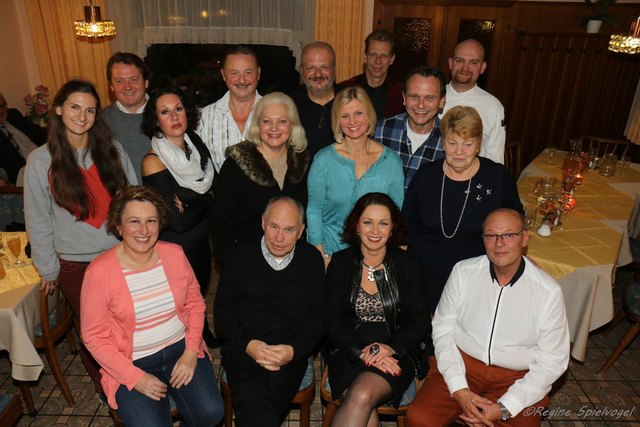 Nach der gelungenen Premieren-Vorstellung "HURRA, EIN JUNGE" fand sich das Ensemble noch zu später Stunde zur Premierenfeier im Gasthaus Stockinger ein.