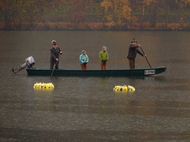 Erich und August Aumüller legten Kränze auf die Donau.