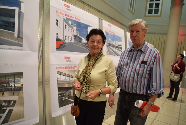 Christa und Rudolf Nemec wollten wissen, wie der Bahnhof nach dem Umbau aussieht. | Foto: Zeiler