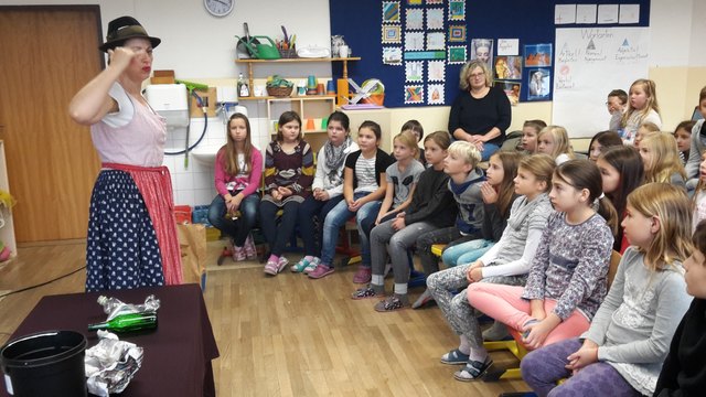 Das Theaterstück "Es kumd zrugg" rief das Gelernte erneut in Erinnerung.
