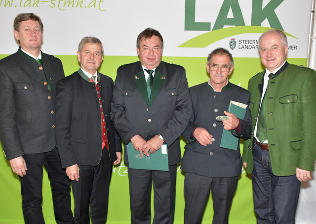 Franz Brodtrager (2.v.r.) im Kreis der Gratulanten, an der Spitze Agrarlandesrat Johann Seitinger (r.) und Landarbeiterkammer-Präsident Christian Mandl (2.v.l.). | Foto: LAK Steiermark