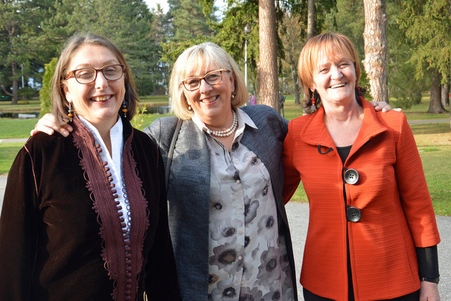 Die Initiatorinnen der Frauen-Landesversammlung, Tirols Frauenlandesrätin Christine Baur und Südtirols Chancengleichheitslandesrätin Martha Stocker mit der ehemaligen Tiroler Landesrätin für Umweltschutz und ehemaligen Abgeordneten zum Europäischen Parlament Eva Lichtenberger, die in einem Impulsreferat über ihre Erfahrungen als Frau in verschiedenen politischen Gremien berichtete.