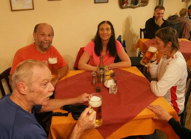 Durstige Runde bei der Siegerehrung in der "Hauswiese" u. A. mit Manuela, Erhard und Ostoja