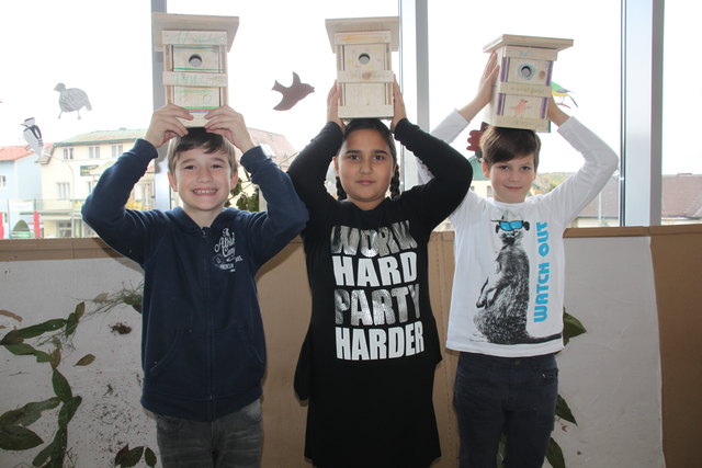 Stolz präsentierten die Kinder der Volksschule Bad Sauerbrunn ihre selbstgemachten Vogelhäuschen.