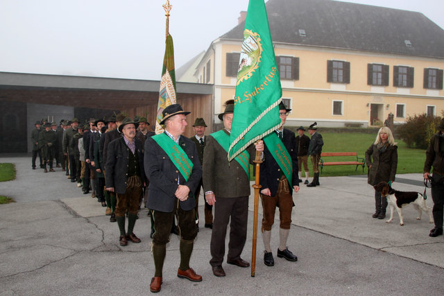 Großer Audfmarsch zur Bezirks-Hubertusfeier.