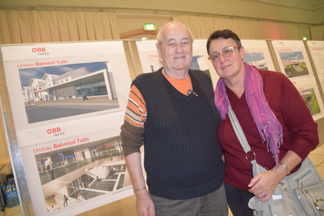 Pendlerin Elisabeth mit Josef Wilhelm (re.) interessiert sich für den Umbau. | Foto: Zeiler